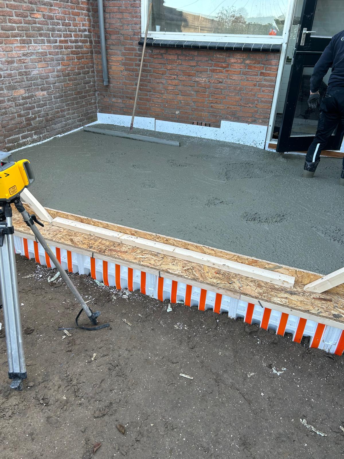 Aanbouw fundering plaatsen