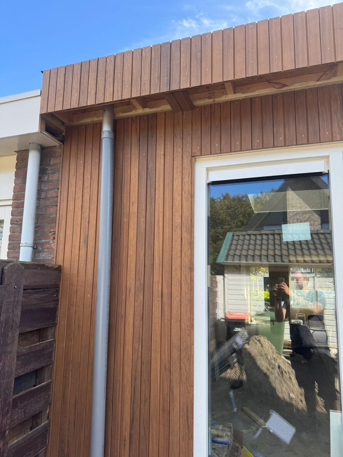 Aanbouw plaatsen met gevelbekleding