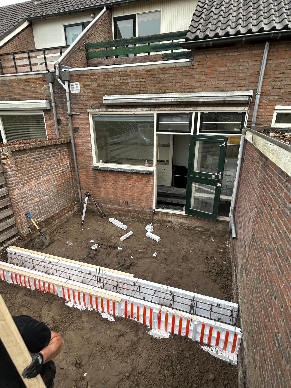 Aanbouw tussen twee buren