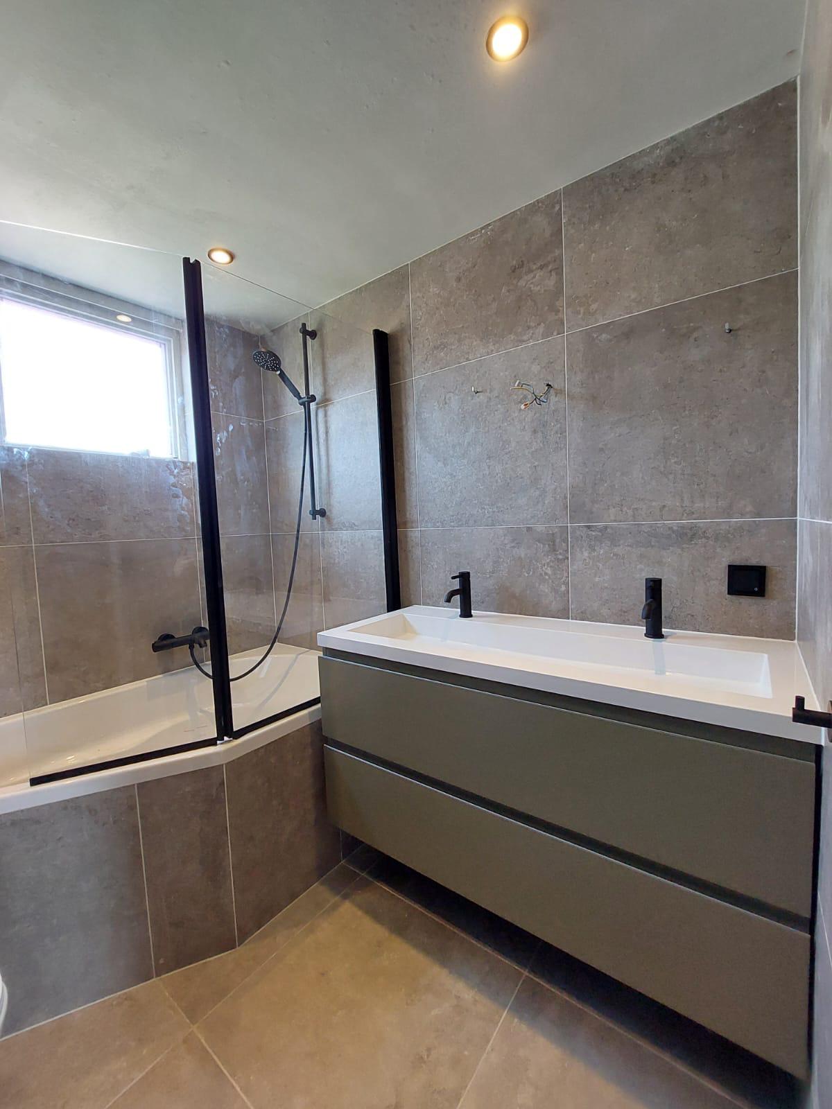 Complete badkamer gerenoveerd achteraf
