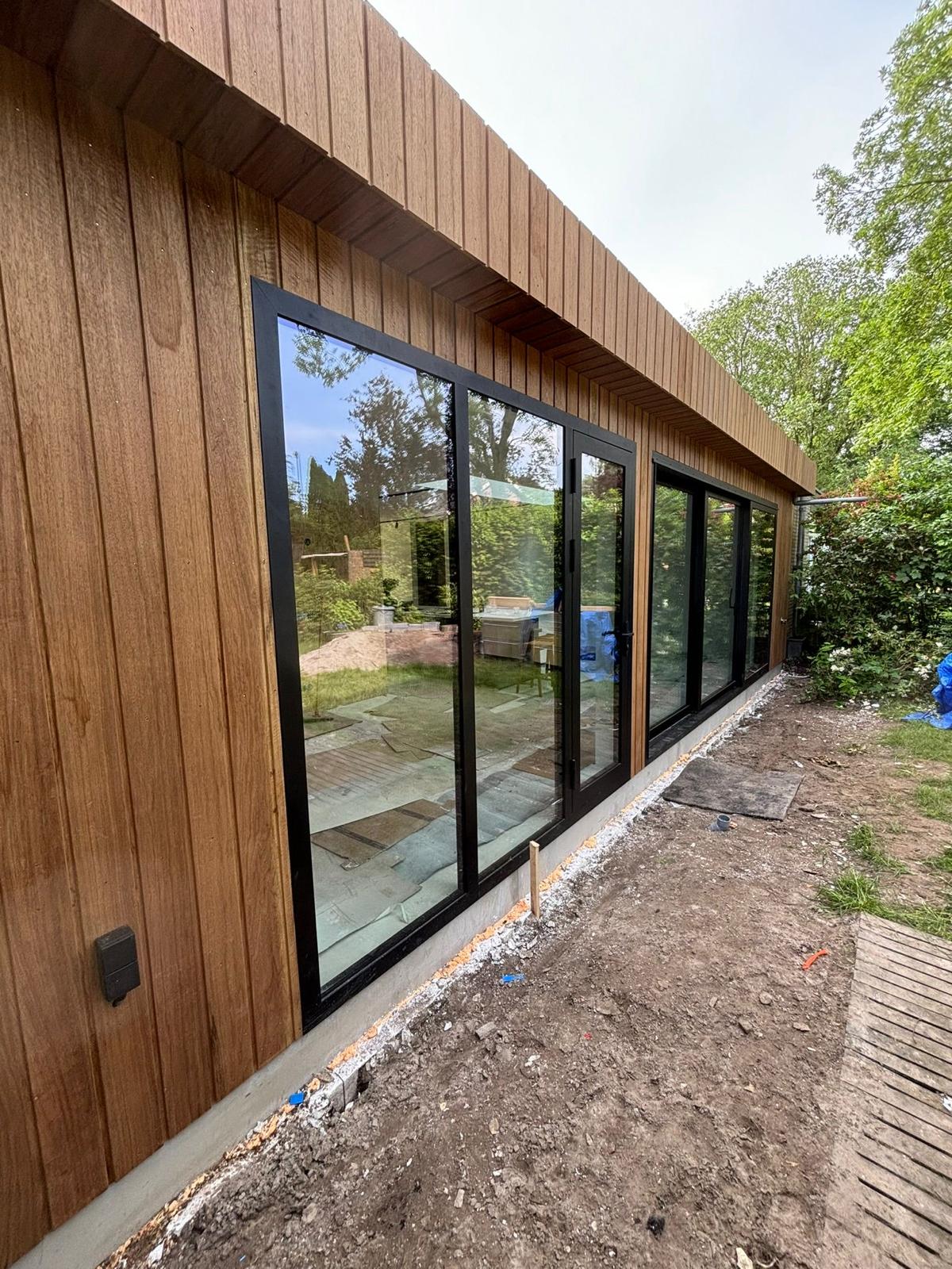 Luxe aanbouw zijaanzicht