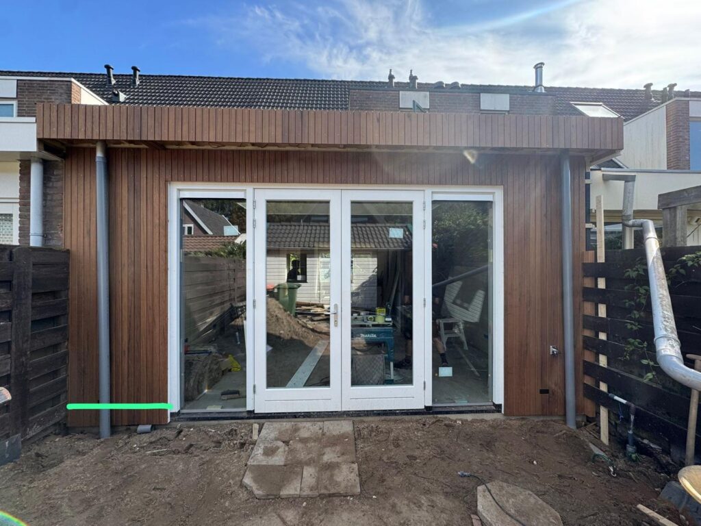Prefab aanbouw op maat geplaatst