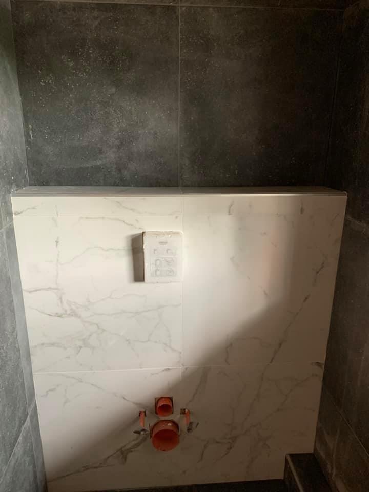 Toiletpot in badkamer ophangen