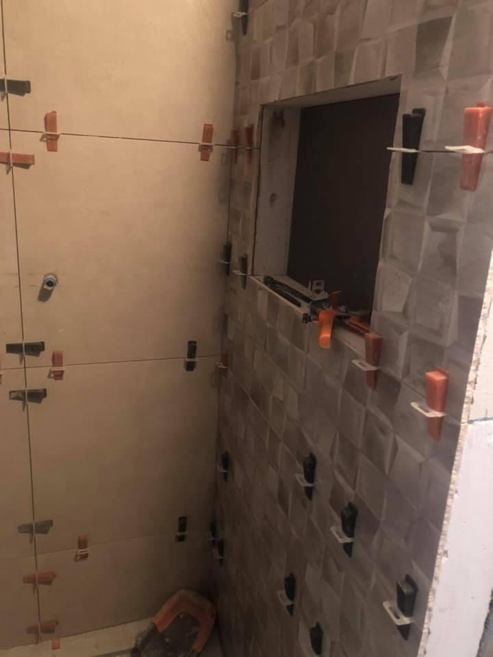 badkamer tegels geplaatst nu afwerken (3)